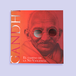 Imagen de un libro con barniz a registro